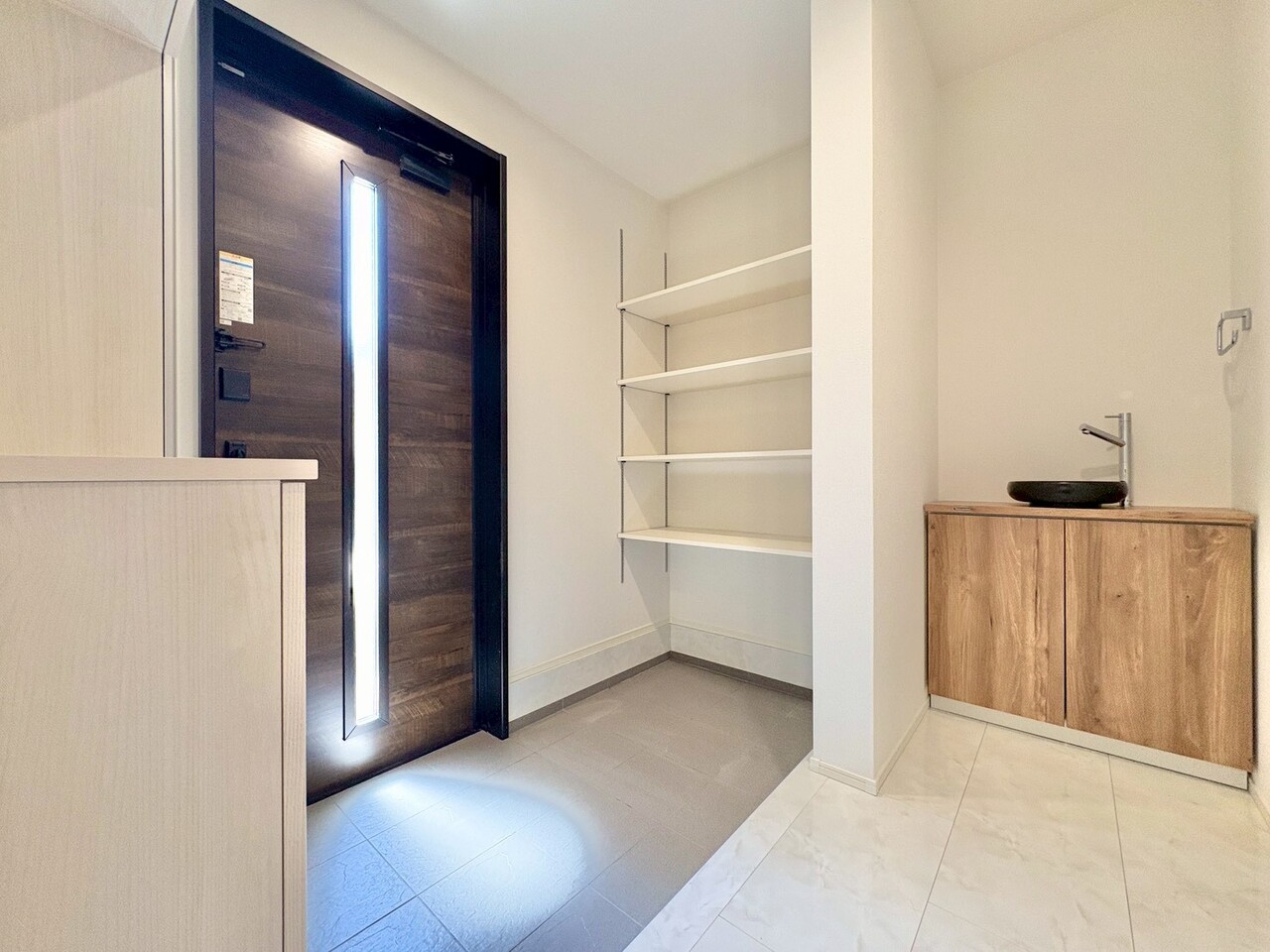 玄関ドアを開けた瞬間、その煌びやかさに感動する空間に出会う。