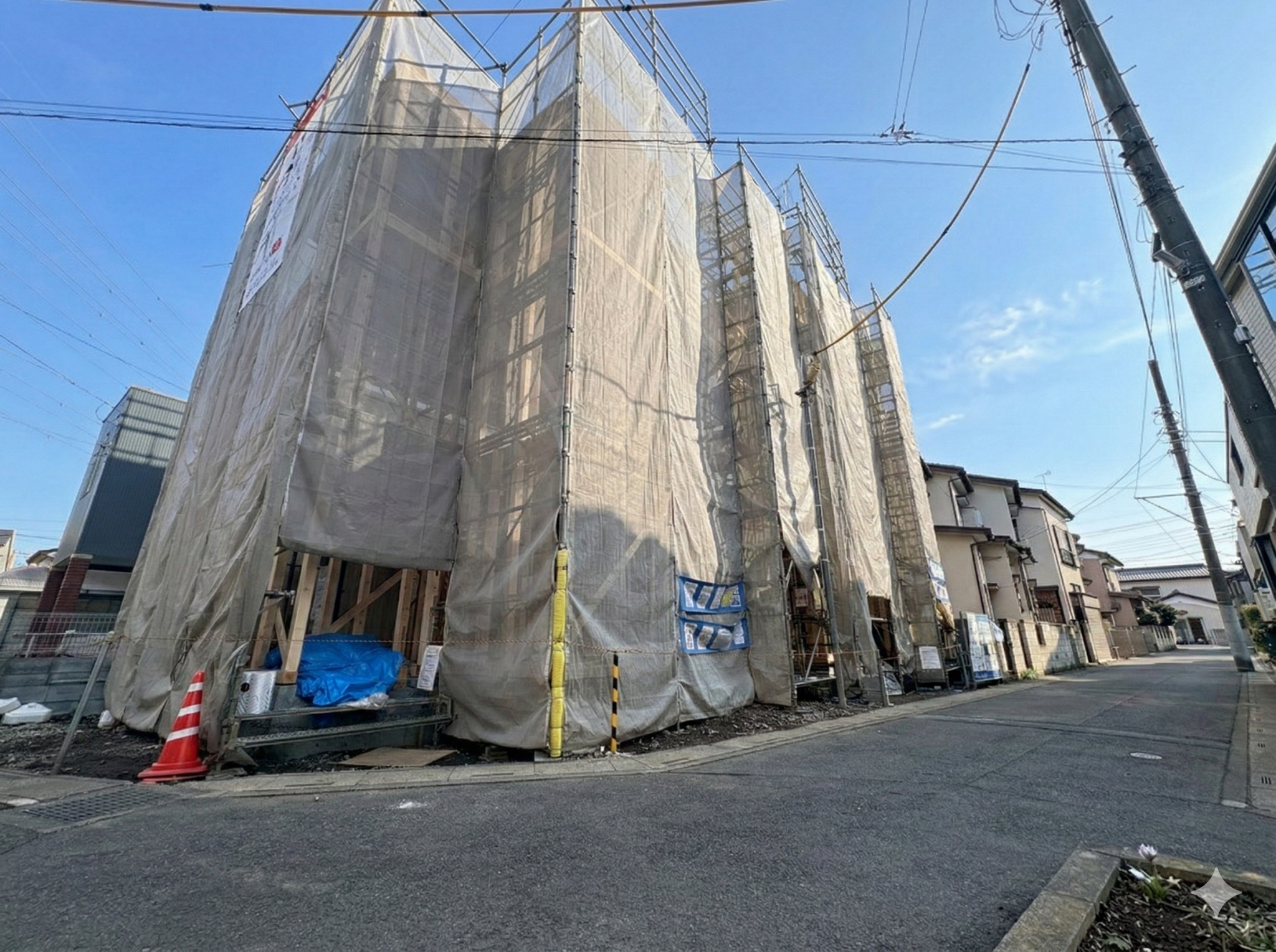 右が当物件。１６帖超のLDKを２階に配置、バルコニーに面しています。(令和8年2月 撮影)