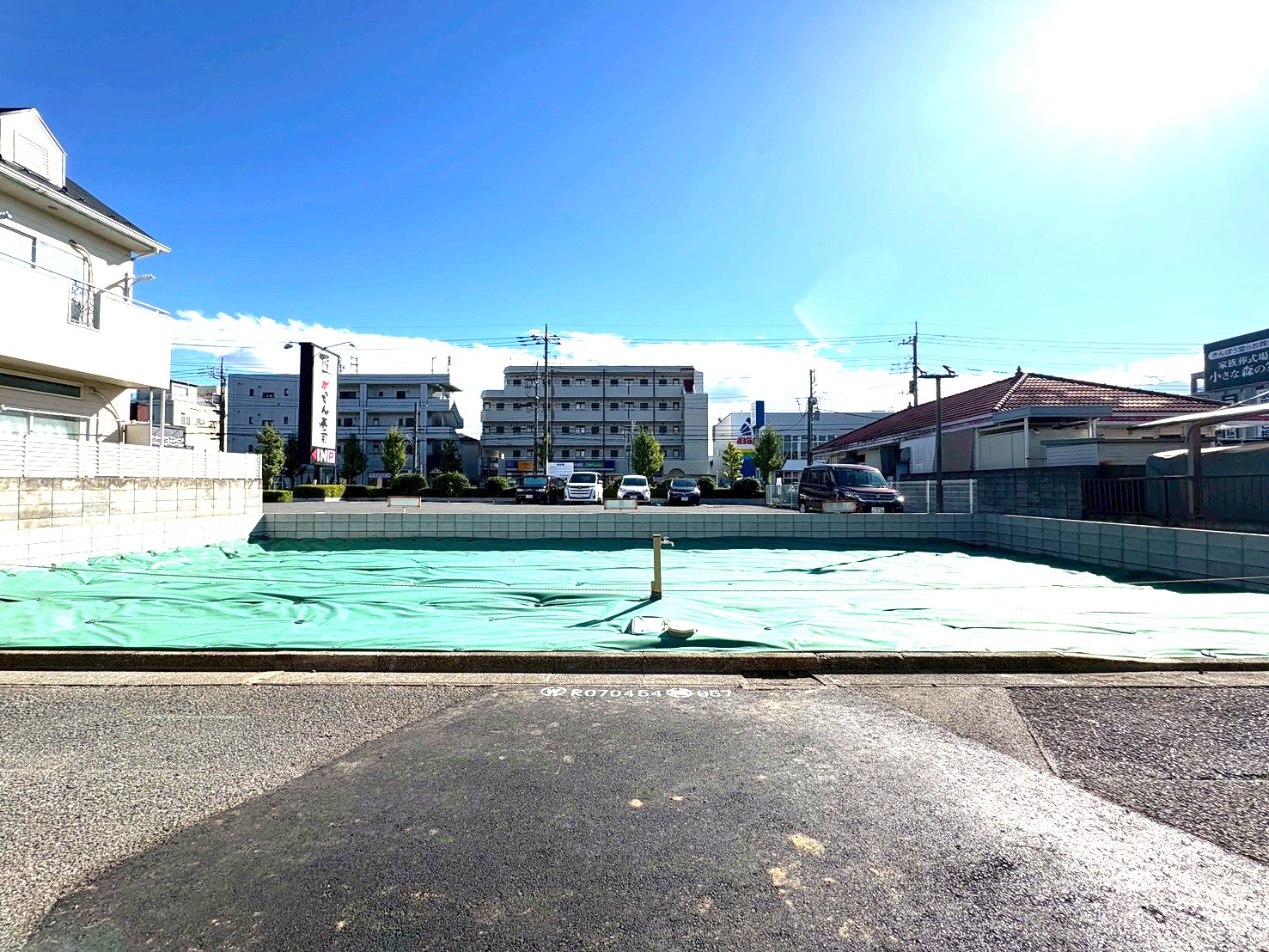 右側の敷地が当物件(1号棟)。現地の採光や通風も実際にご確認下さい。(令和7年11月 撮影)