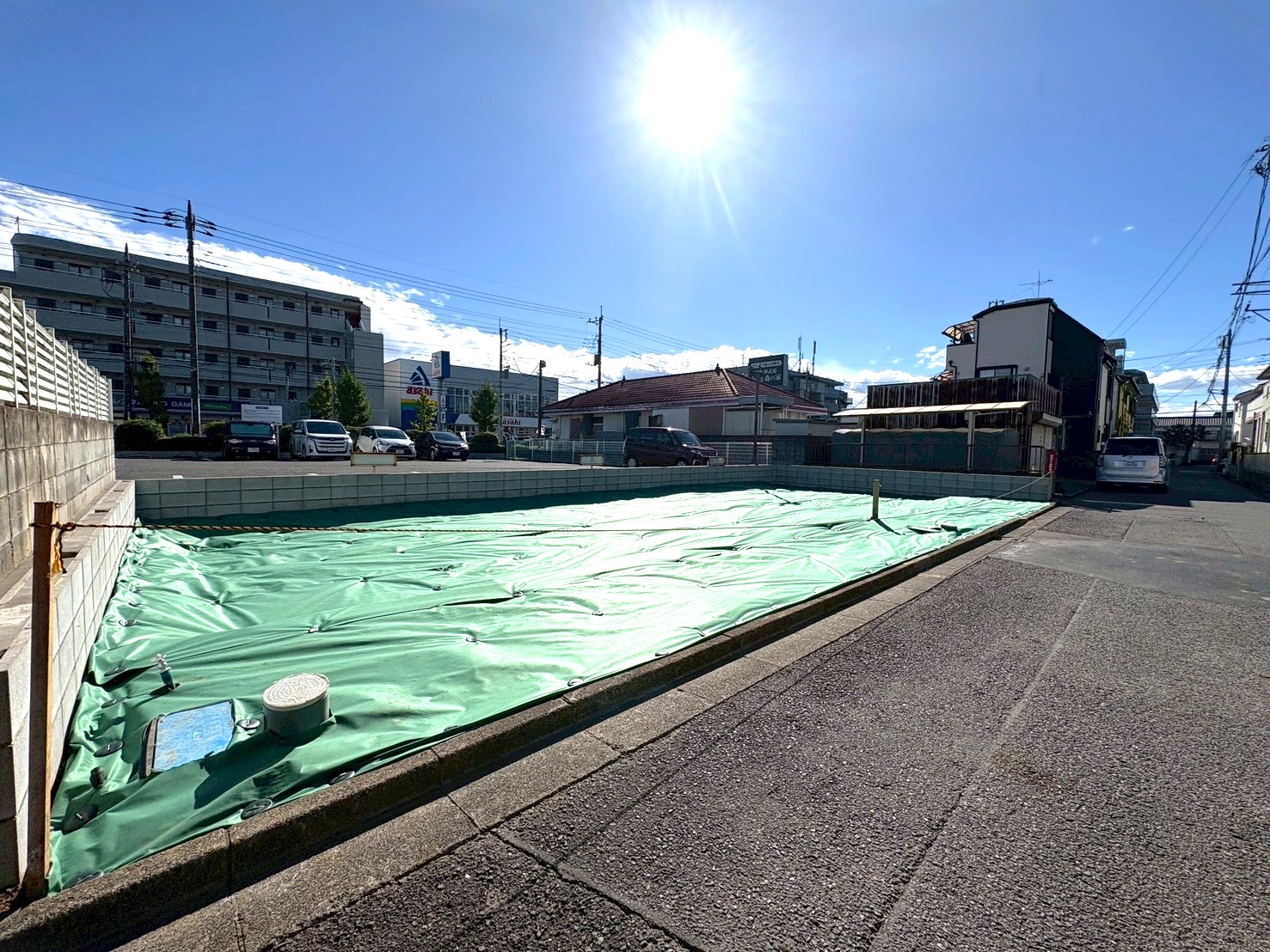 スーパーやコンビニなどが徒歩圏内にあり、買い物に便利な住環境です。(令和7年11月 撮影)