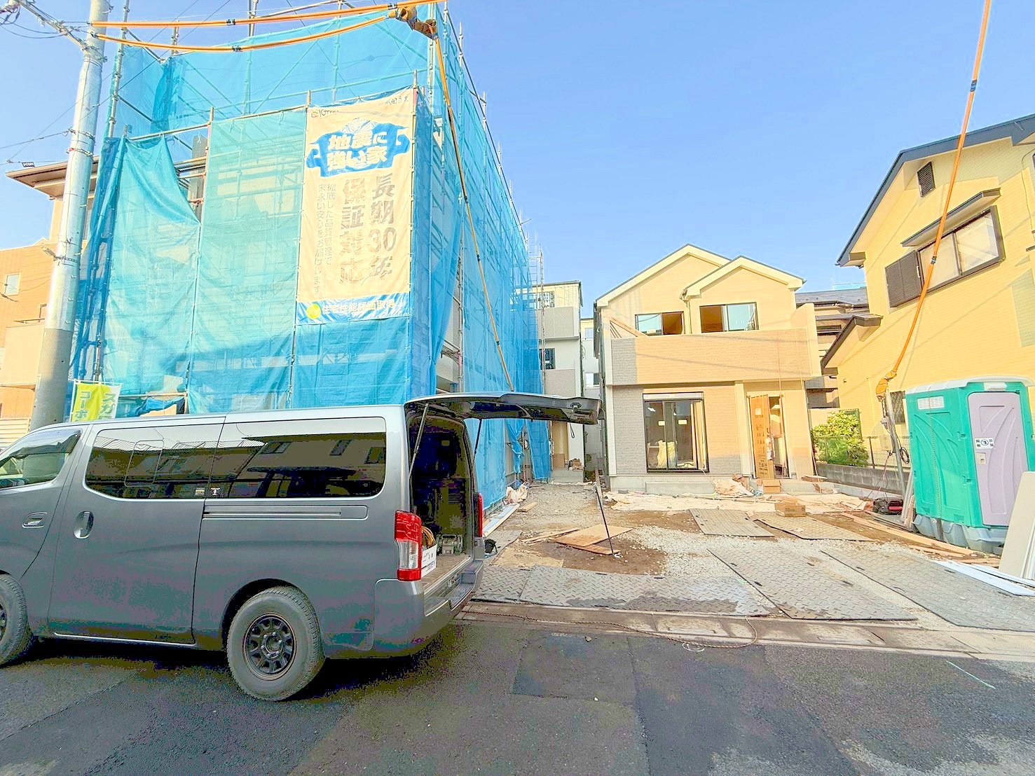 奥が当物件。プライバシーに配慮した2階リビング設計。(令和8年1月 撮影)