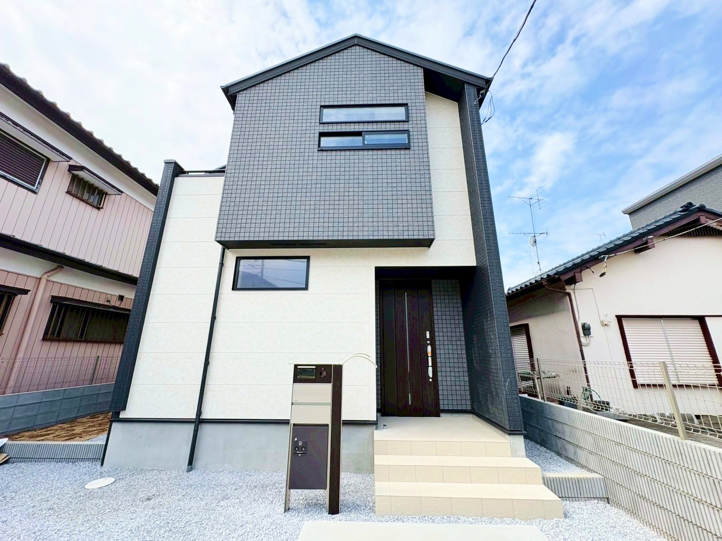 西大宮駅まで徒歩15分の立地です。敷地面積は広々52坪のゆとりあるお住まい。