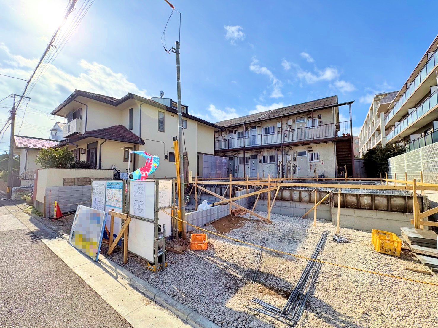 2階に18.2帖のLDKを設けた3階建てのお住まいです。(令和8年1月 撮影)