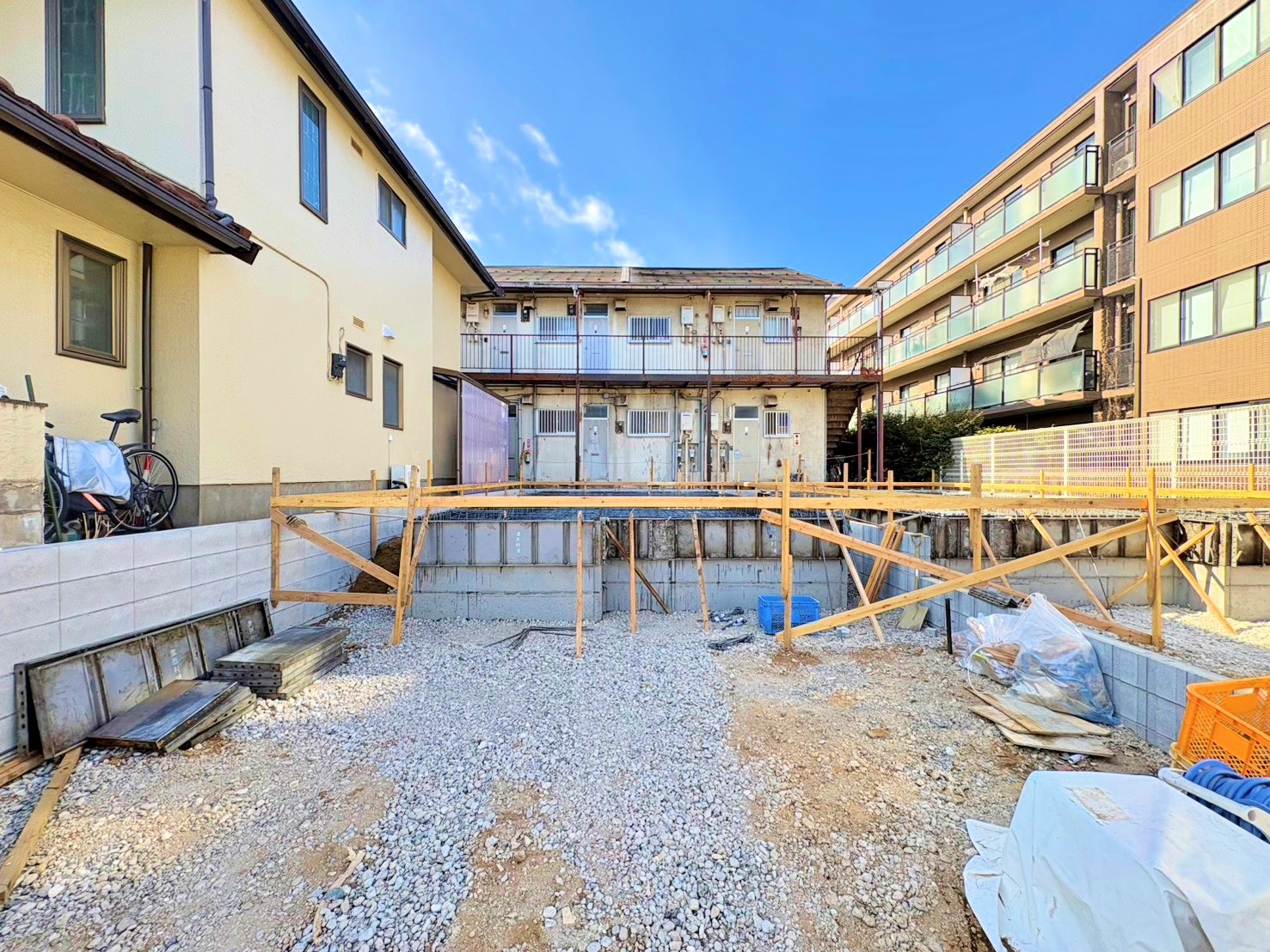 前面道路はゆとりある5m幅員で駐車時も安心です。(令和8年1月 撮影)