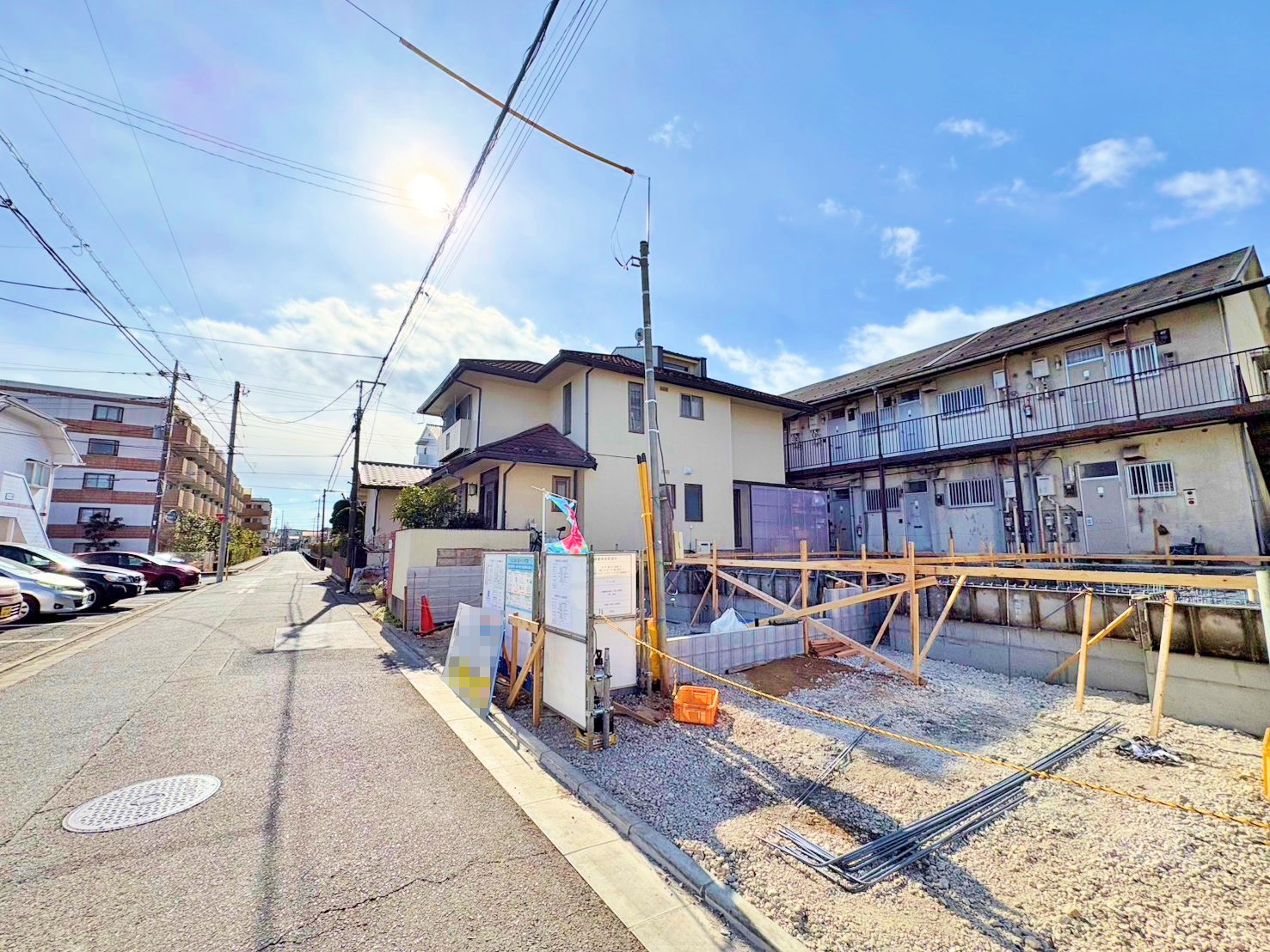 ２階に１７．５帖のLDKを設けた３階建てのお住まいです。(令和8年1月 撮影)