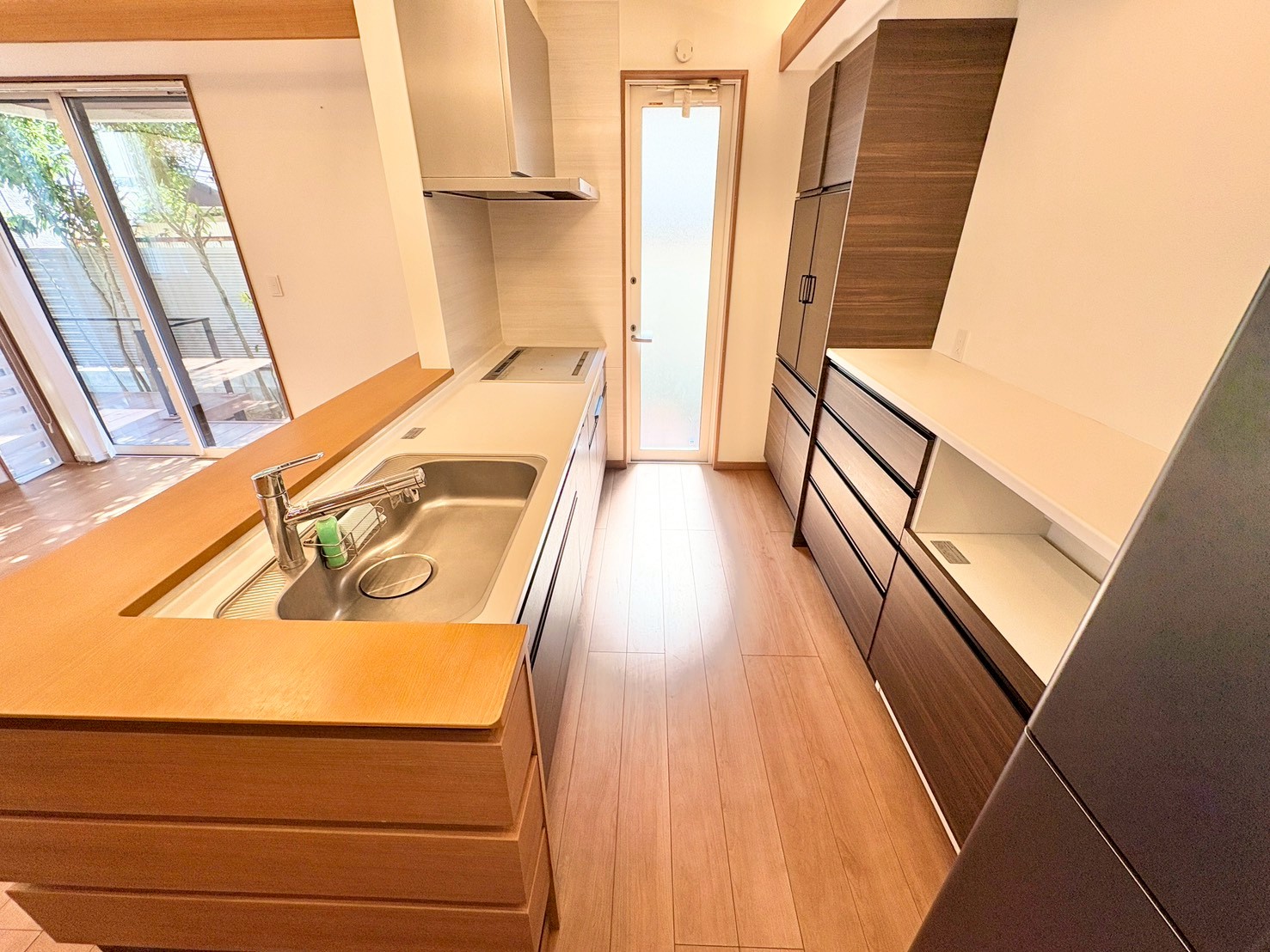 自然光が入る明るいキッチンは、作業スペースも広くとっています。