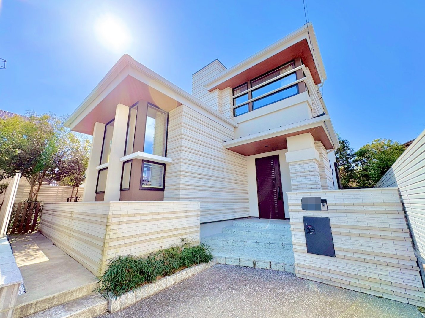 ３路線利用可能な立地です。陽光に映し出される美しい外観。