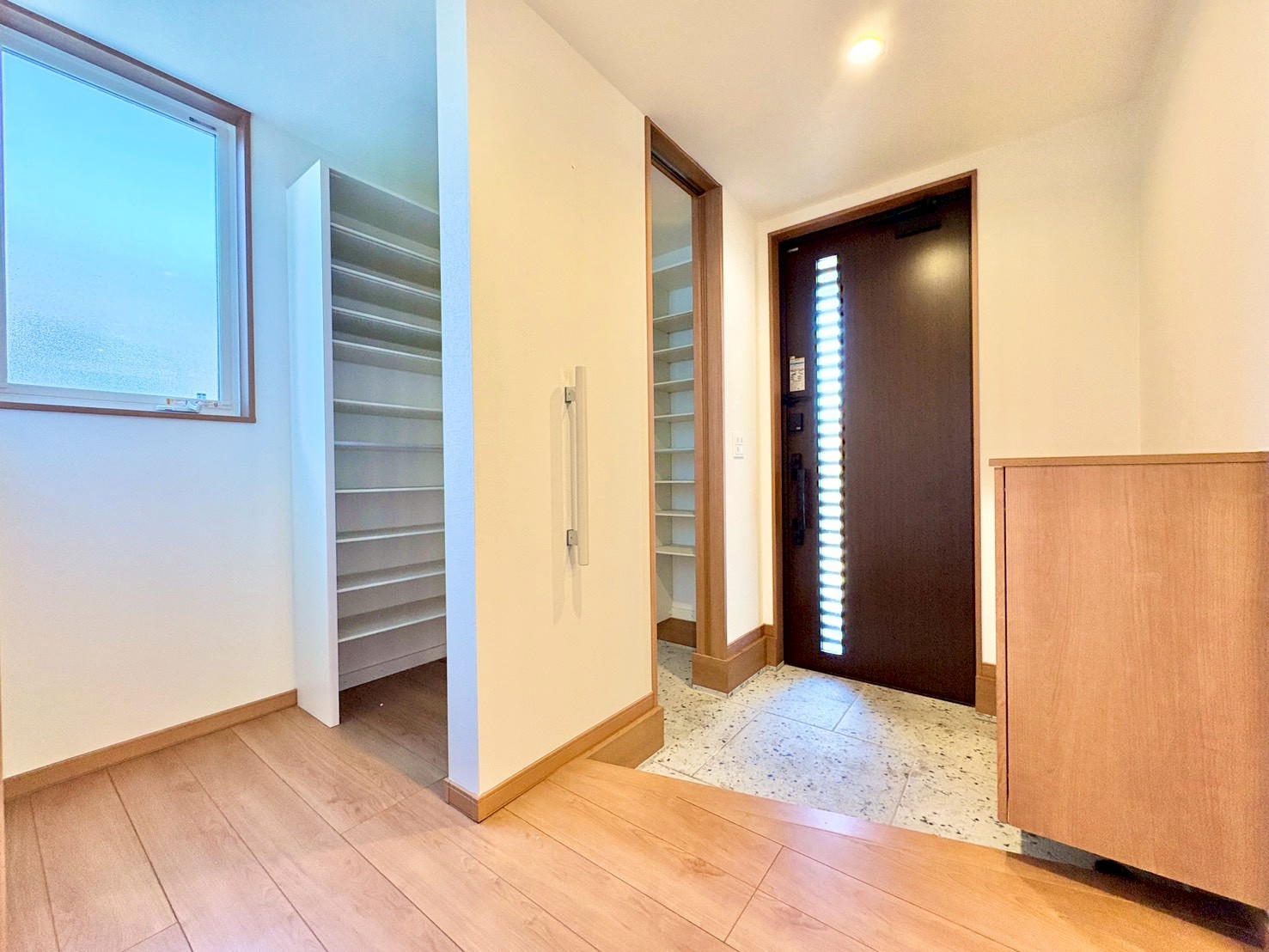 明るくコントラストのある開放感と清潔感を兼ね備えた玄関。