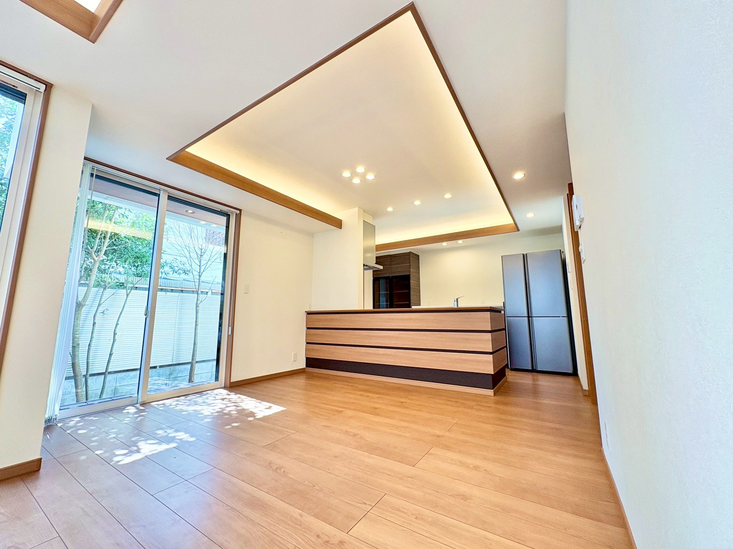 明るくシンプルな色合いで開放的かつリラックスムードあふれるリビング。