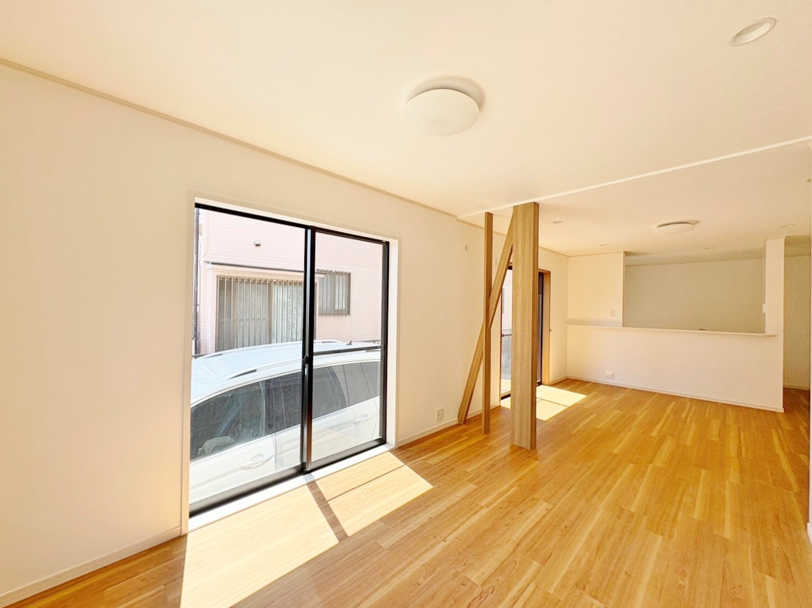 窓から注ぐ明るい陽差しが、広々としたＬＤＫを演出。