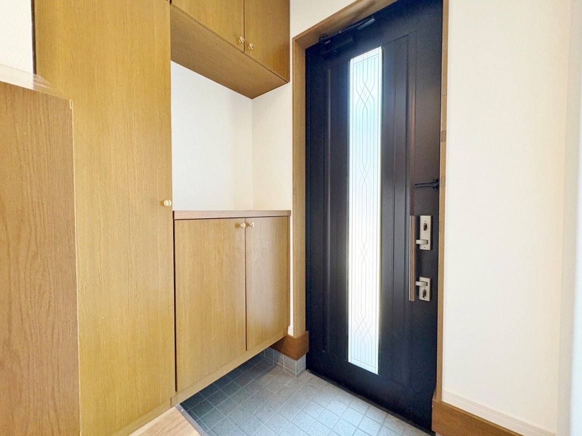 採光を考えて造られた玄関は、優しく家族を送り出し出迎えます。