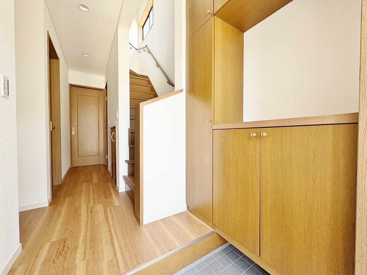 清潔感のあるシンプルな収納を備えた玄関。