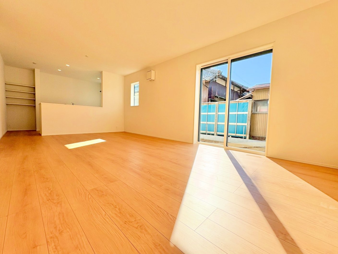 室内には豊かな陽光が注ぎ込み、爽やかな住空間を演出。