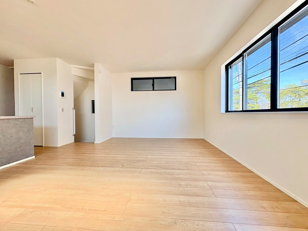 室内には豊かな陽光が注ぎ込み、爽やかな住空間を演出。