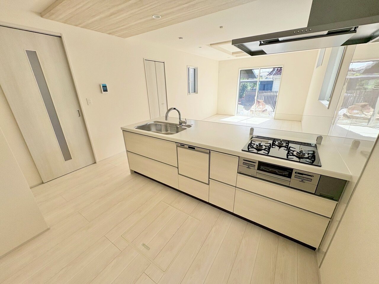 食洗機付きのシステムキッチンは作業スペースも広く快適にお使いいただけます。