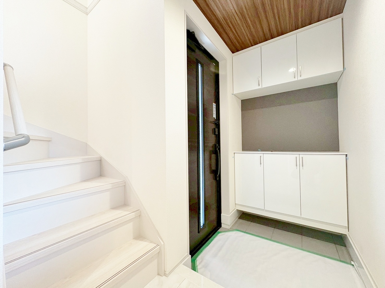 「行ってきます」と「ただいま」は、この玄関から始まります。