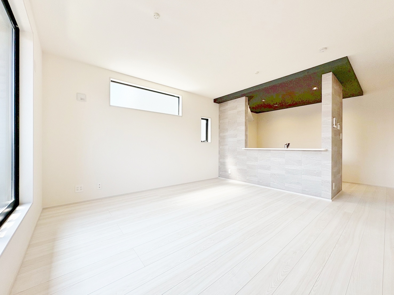 ２階リビングのレイアウトは空間を開放的に見せてくれます。