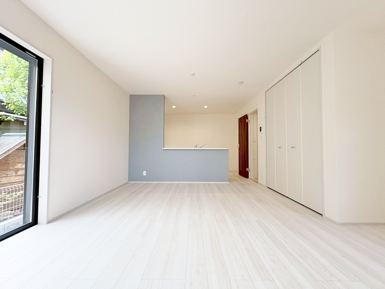 室内には豊かな陽光が注ぎ込み、爽やかな住空間を演出。