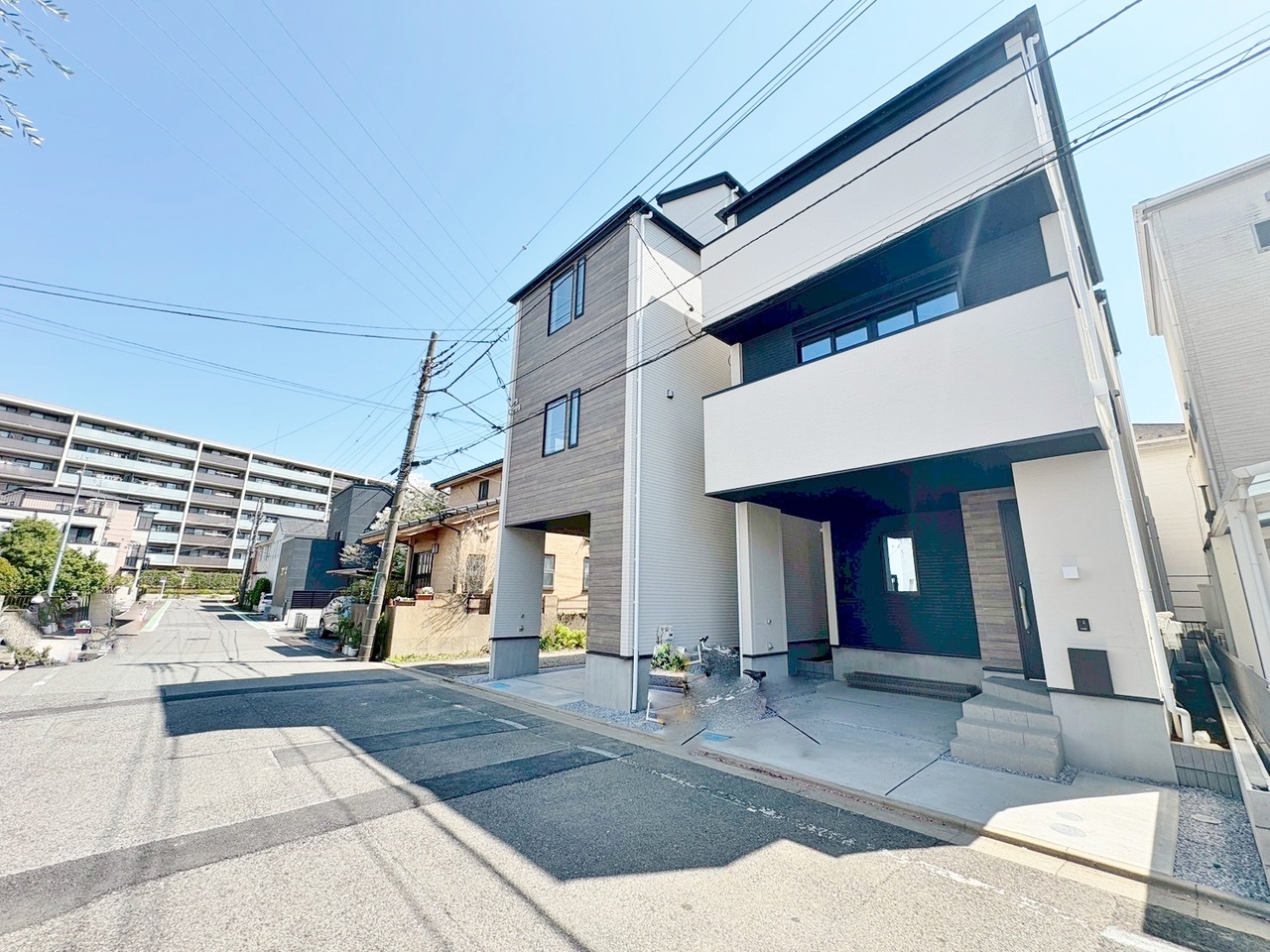 右側が当物件。北浦和駅徒歩18分、浦和駅徒歩19分の便利な立地。