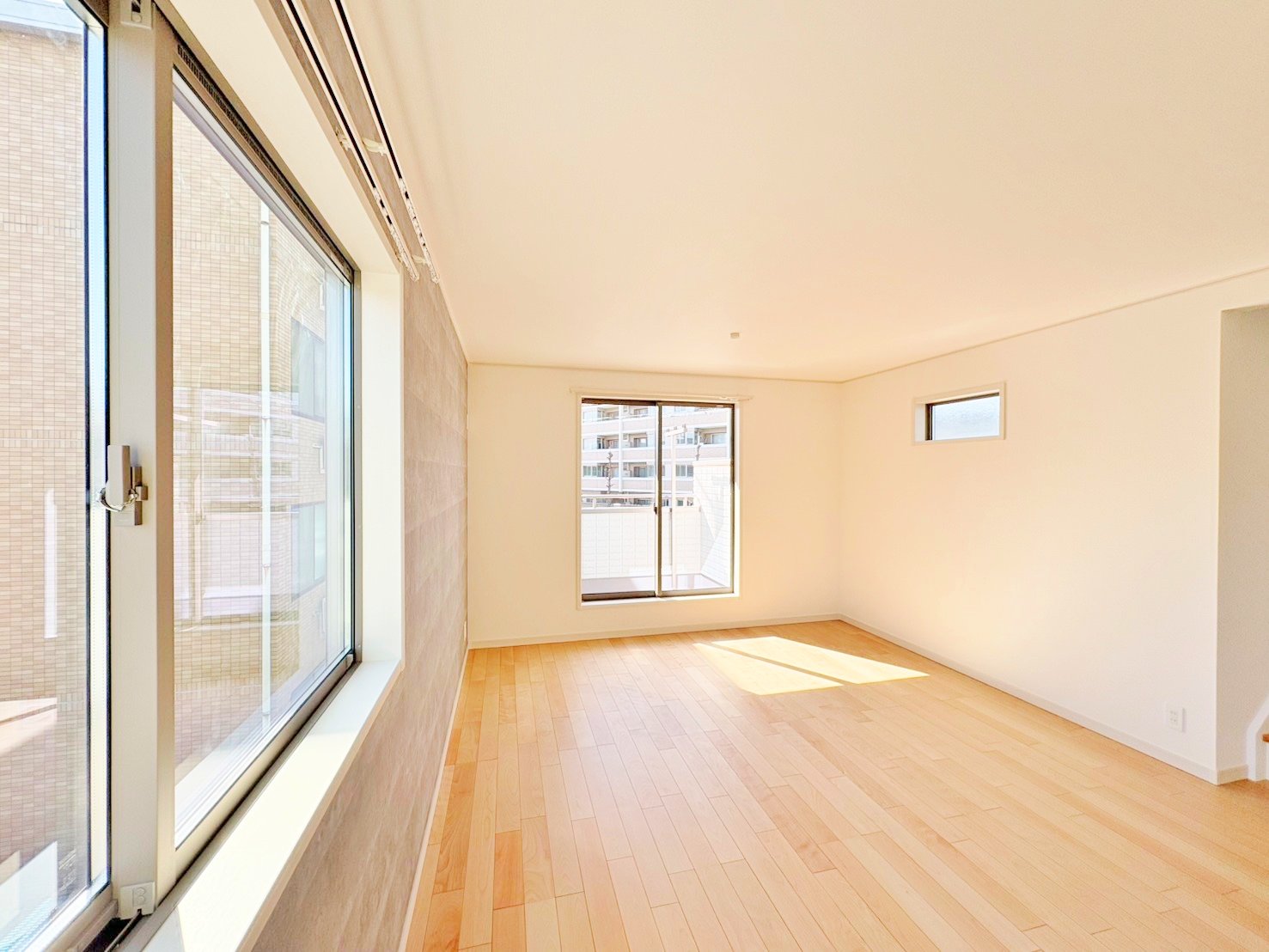 バルコニーからの明るい陽光がお部屋に差し込みます。