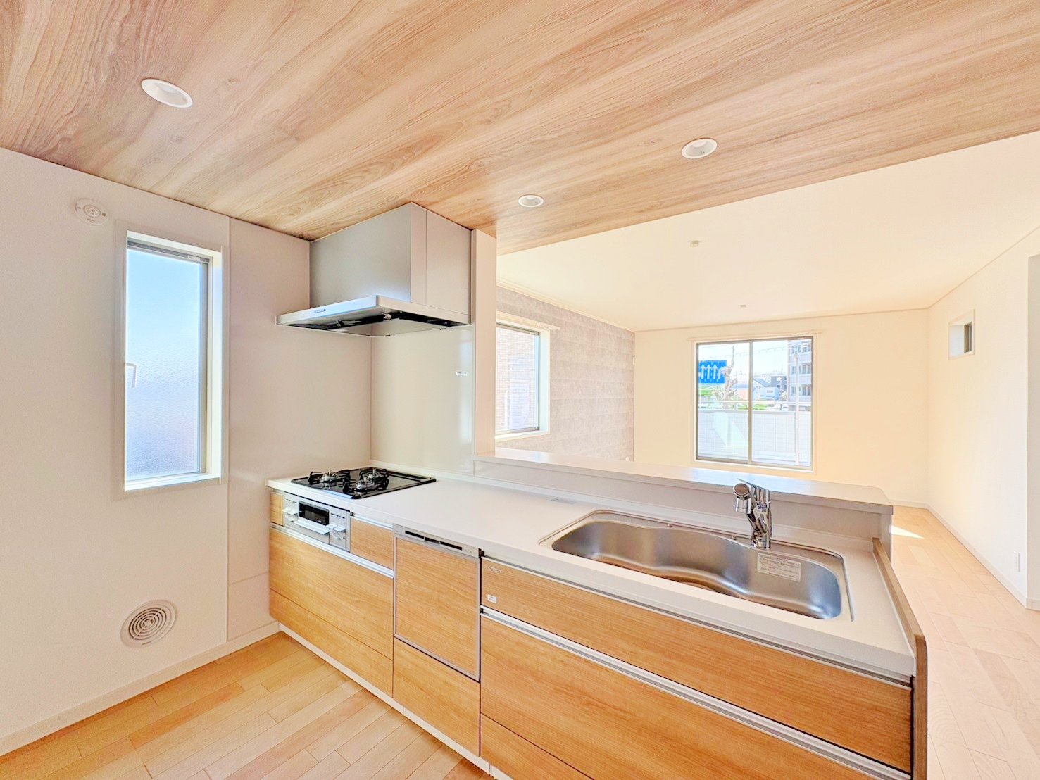 自然光が入る明るいキッチンは、作業スペースも広くとっています。