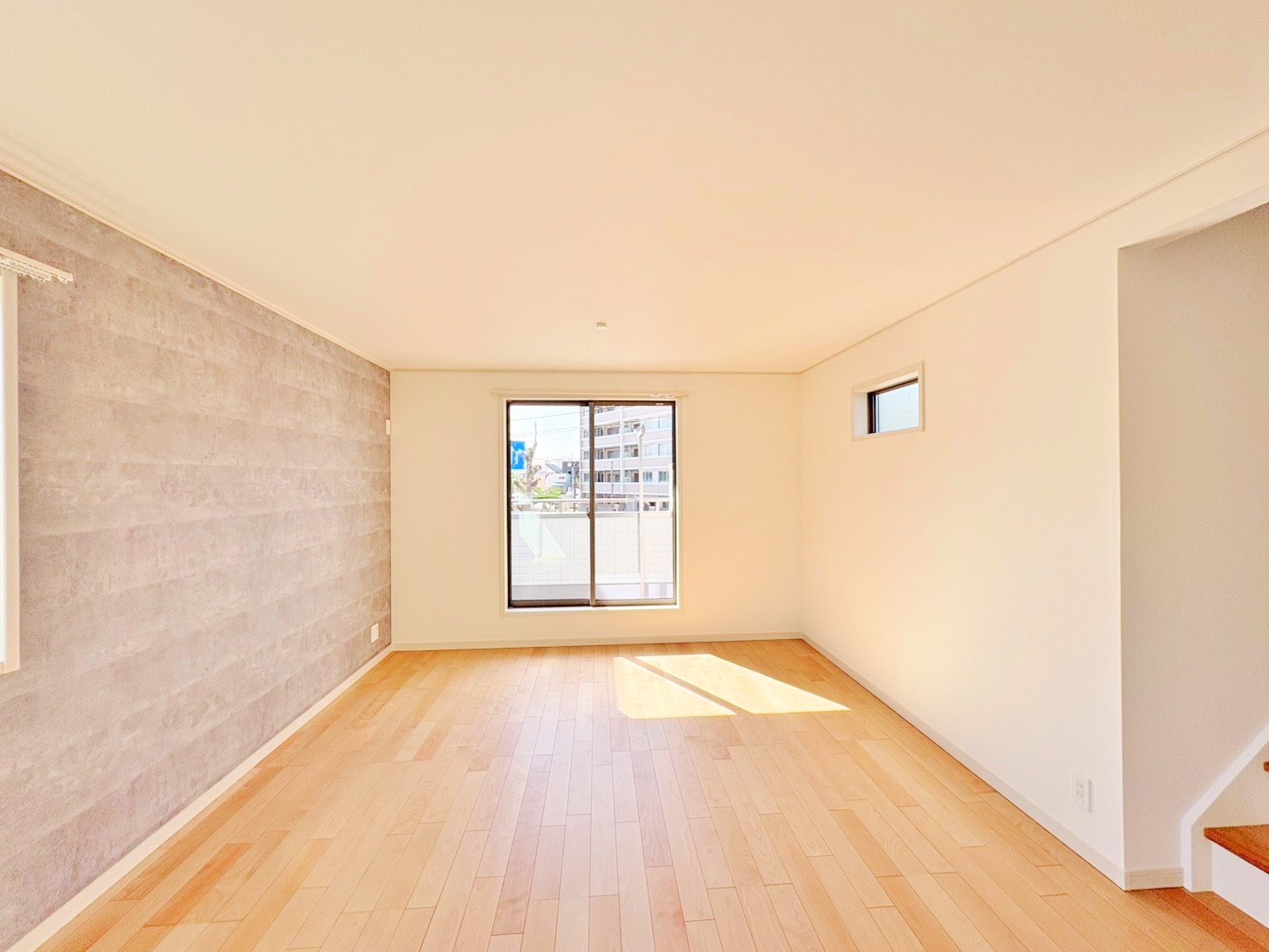 ２階に設けたＬＤＫは空間を明るく照らすことのできるバルコニーに面した間取り。