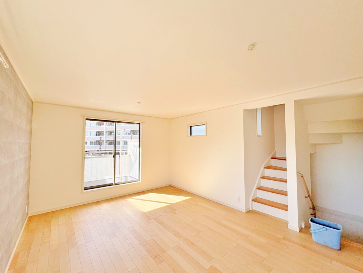 リビングイン階段を採用しました。キッチンからリビング全体を見渡せます。