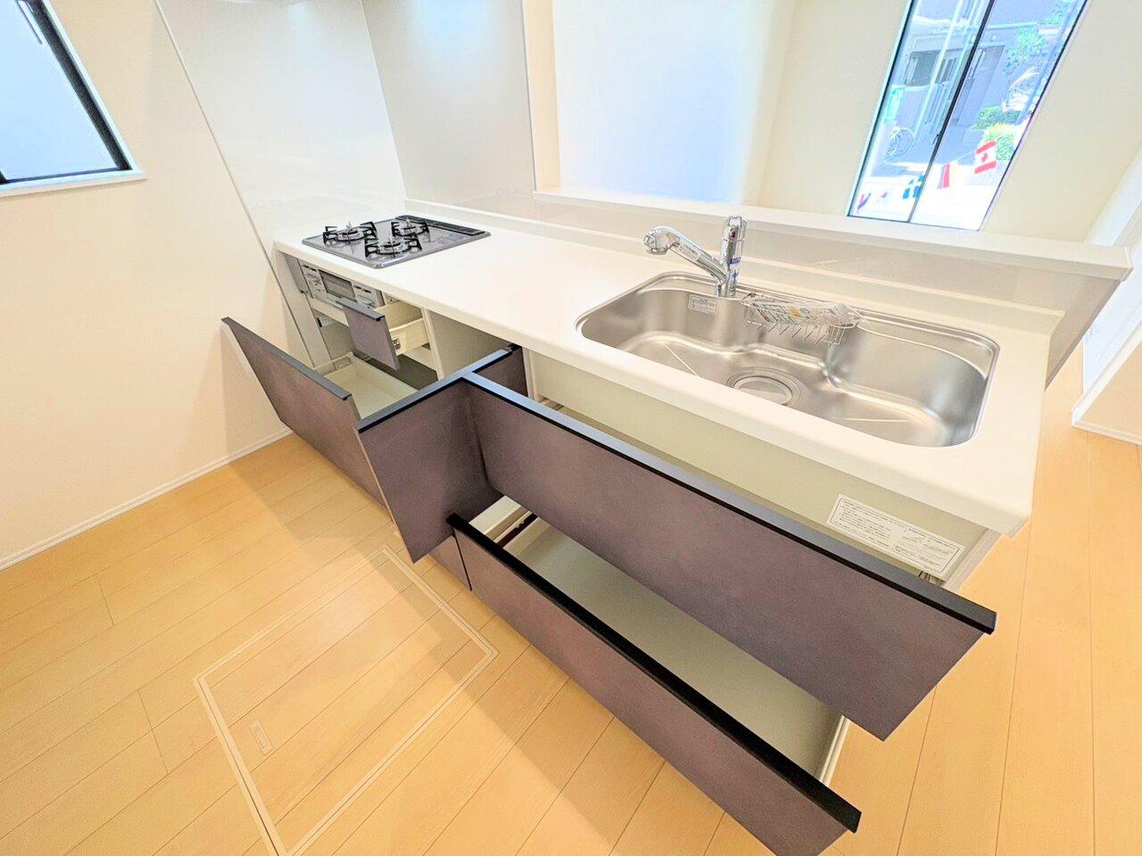 収納も多く、大きな鍋やフライパン、調味料などもスッキリ片付きます。