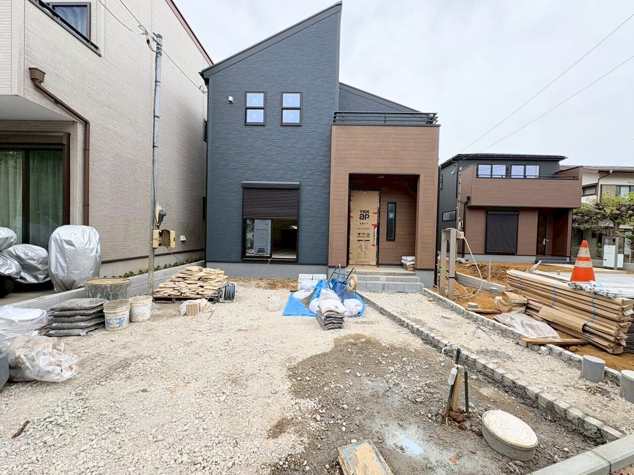 間口の広いカースペースに並列で2台駐車可能です。(令和8年4月 撮影)