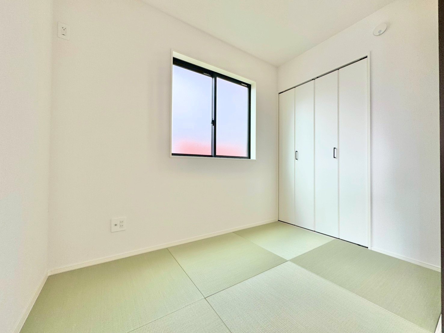 和と洋のエッセンスを巧みに組み合わせた３帖の洋風和室です。