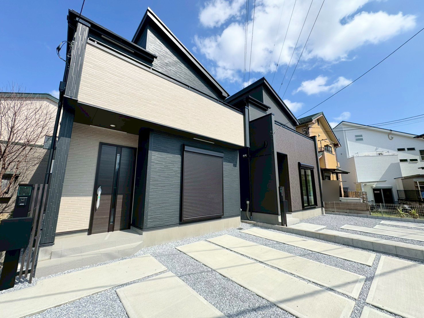 左側が当物件。東大宮駅徒歩20分の立地。小学校まで徒歩7分です。