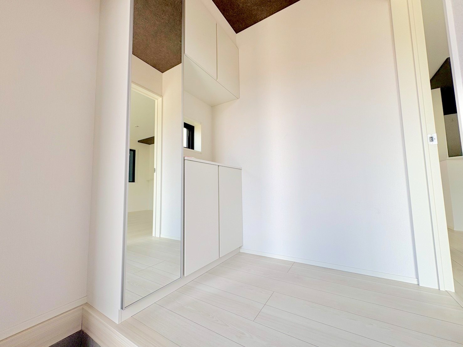 「行ってきます」と「ただいま」はこの玄関から始まります。