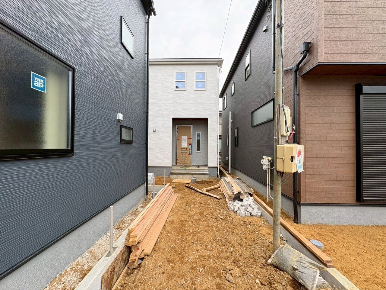 中央奥が当物件。南向きにつき陽当たり良好なお住まいです。(令和8年4月 撮影)