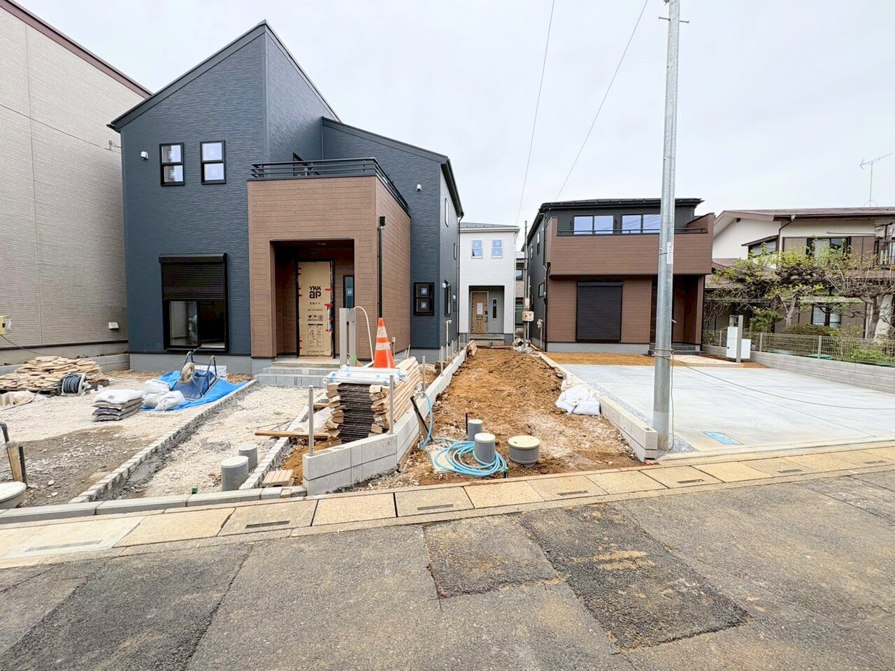 カーススペースに2台駐車可能です。(令和8年4月 撮影)