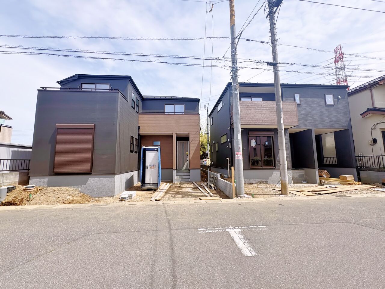 右側が当物件。家はただ生活する場ではなく、暮らしを愉しく快適にする場所。(令和8年4月 撮影)