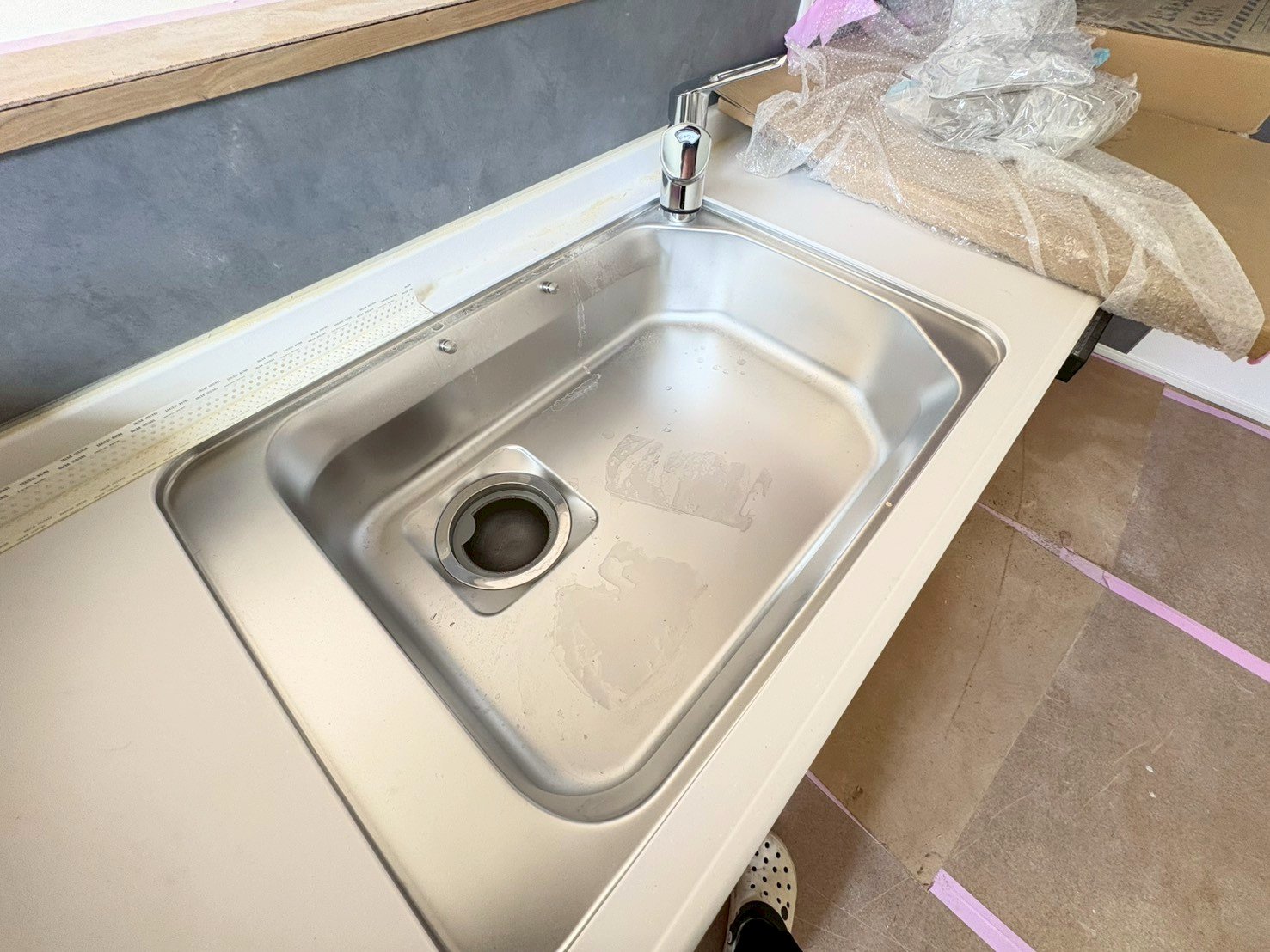 広々シンクでお鍋もフライパンもラクラク洗浄。(令和8年3月 撮影)