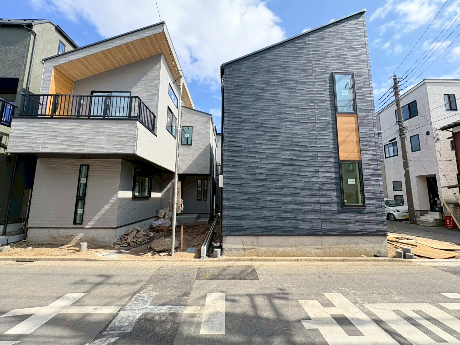 左側が当物件。西浦和駅まで徒歩14分の立地。(令和8年3月 撮影)