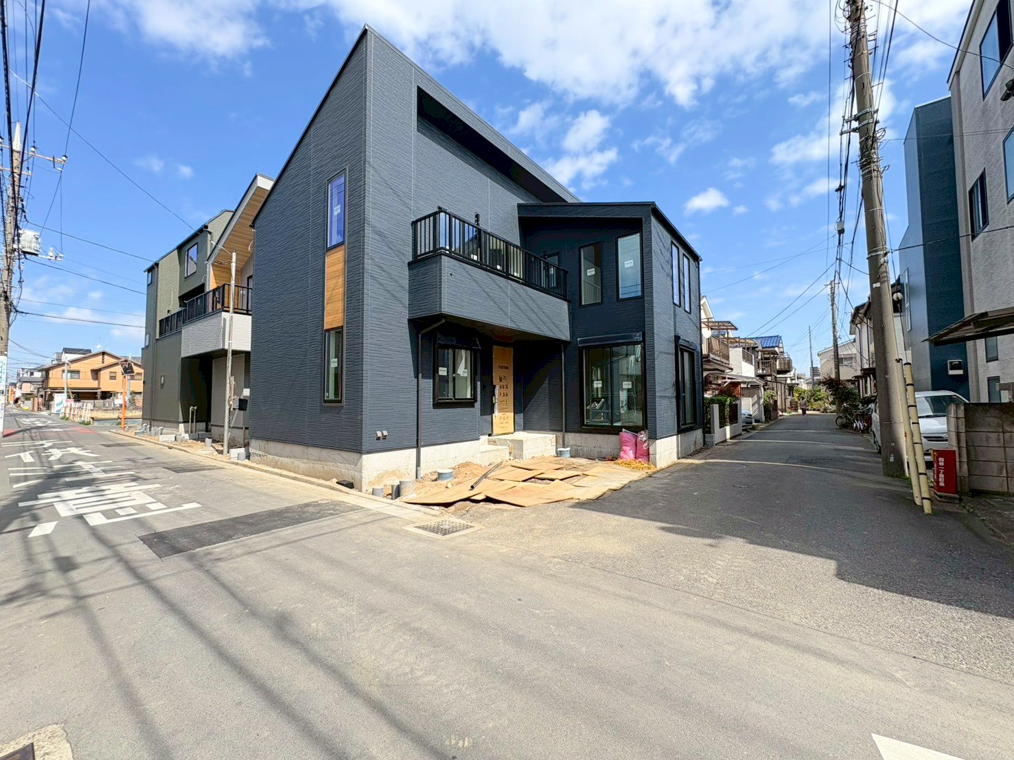 西浦和駅まで徒歩14分の立地。開放感のある角地に佇みます。(令和8年3月 撮影)