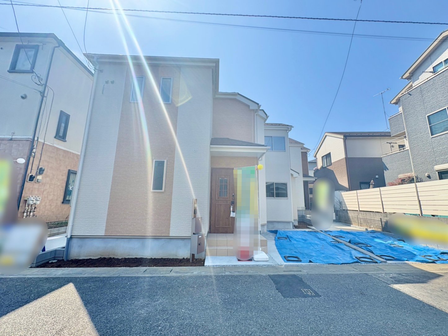 【A号棟】中央が当物件。東大宮駅まで徒歩12分の立地。小学校まで徒歩7分でお子様の通学も安心です。