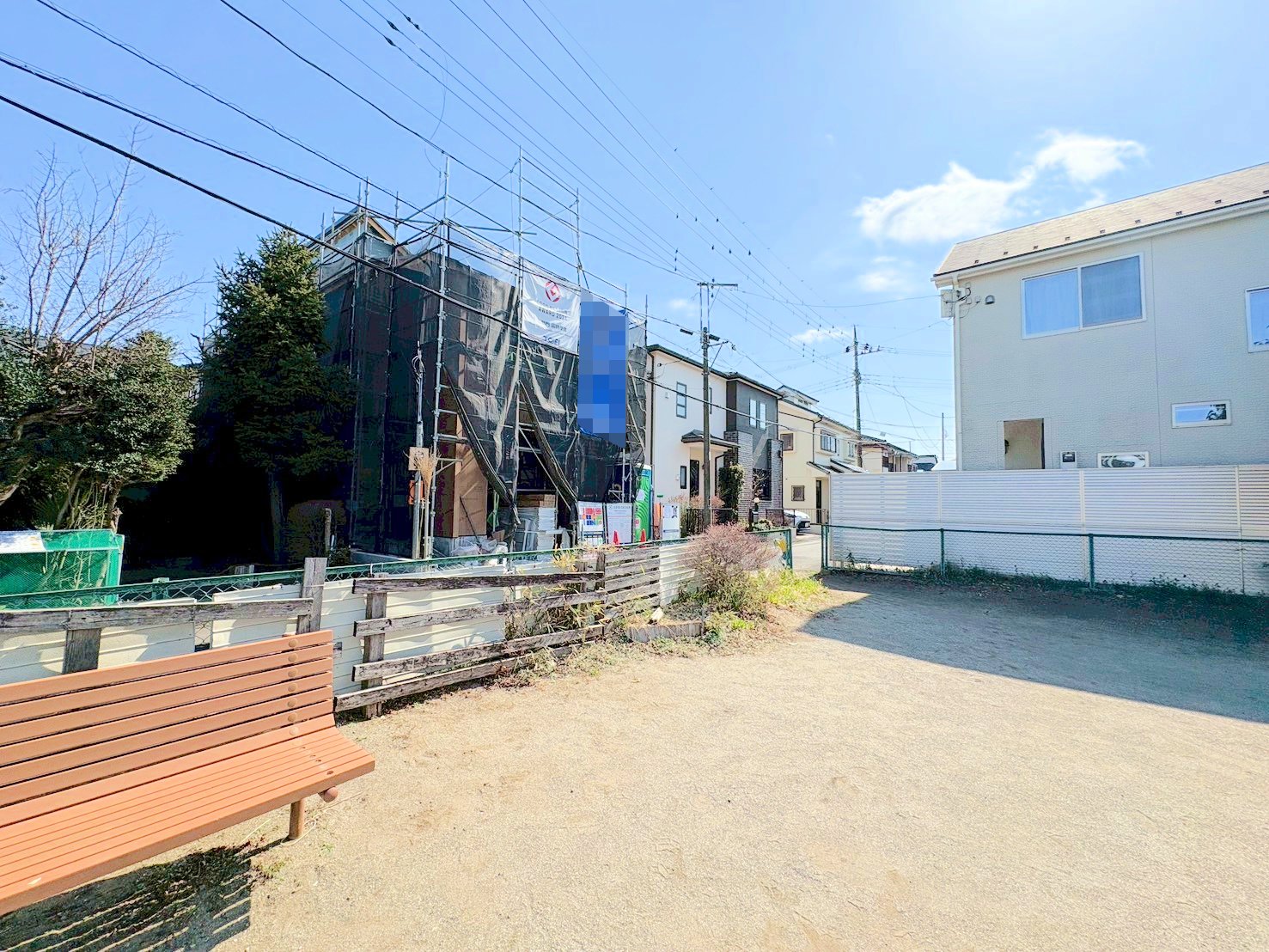 カースペースには並列で2台駐車可能です。(内1台は小型車)(令和8年3月 撮影)