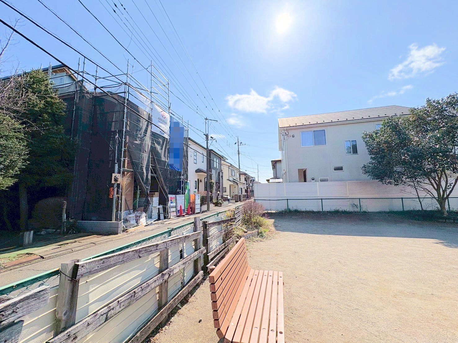 吹き抜けからは陽光を豊かに採り入れ、明るく広がりのある空間を創出。(令和8年3月 撮影)