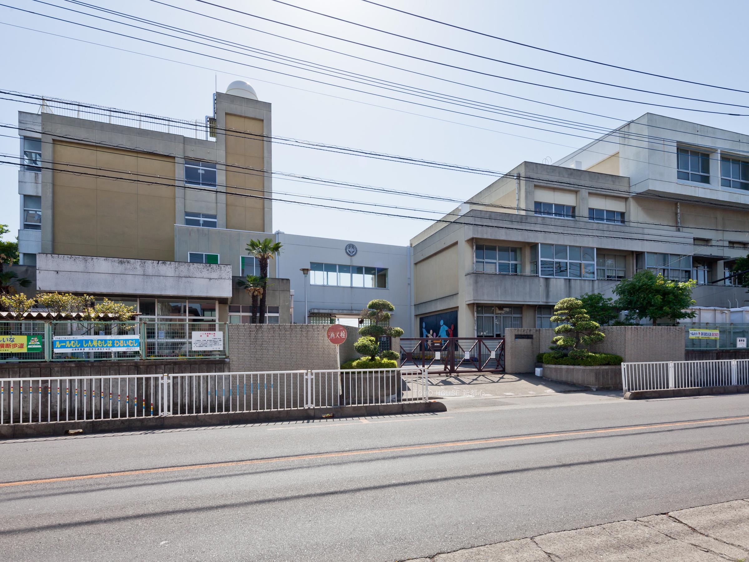 戸塚東小学校まで約640m