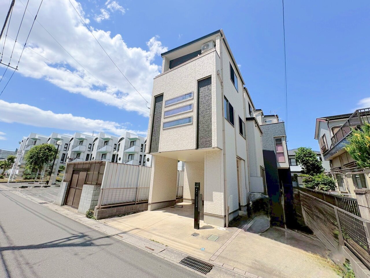 南西向きの3階建てのお住まいです。