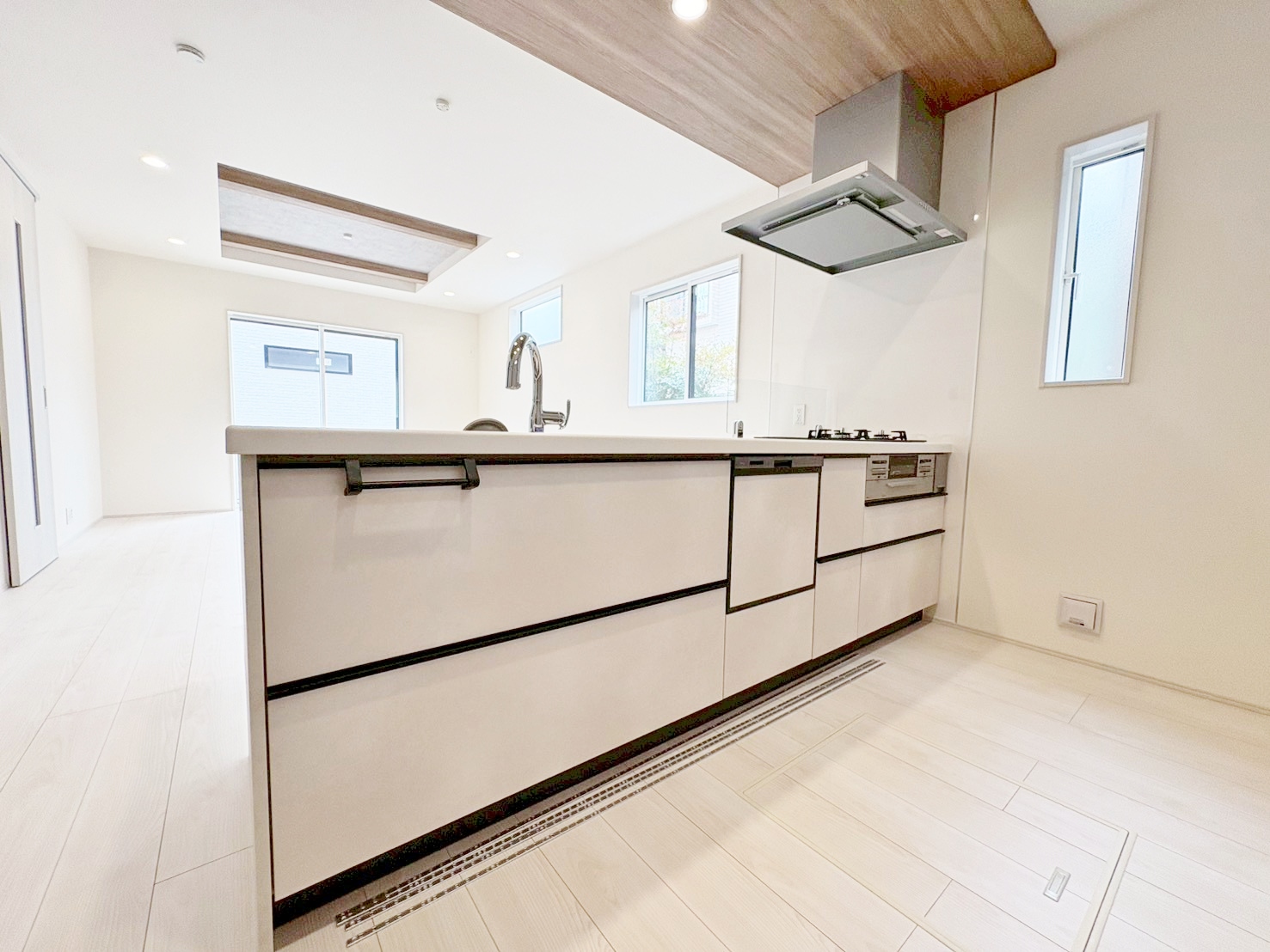 リビング全体を見渡せるよう対面式キッチンを採用しました。