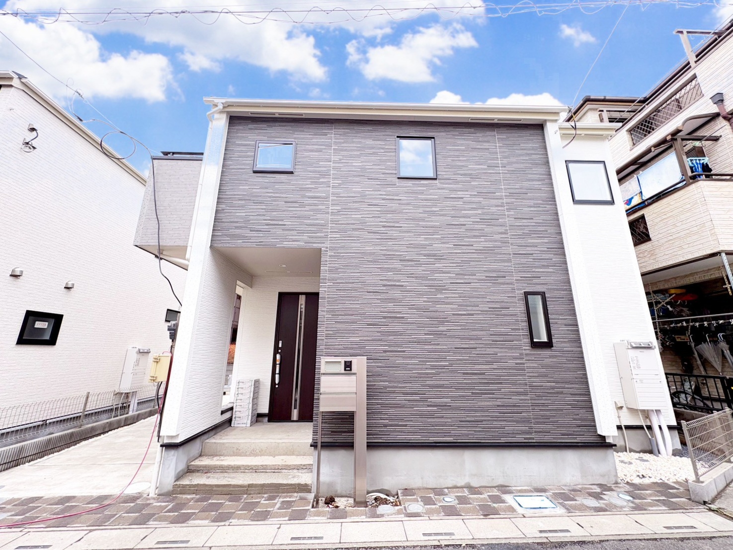 両面道路に面した邸宅。陽当たり・通風良好です。※現況物件写真にCG画像処理済み