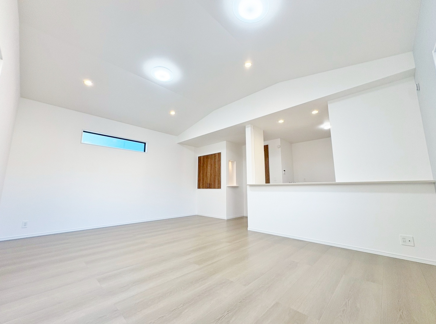 ワンフロアにリビング・ダイニング・キッチンが緩やかに繋がります。