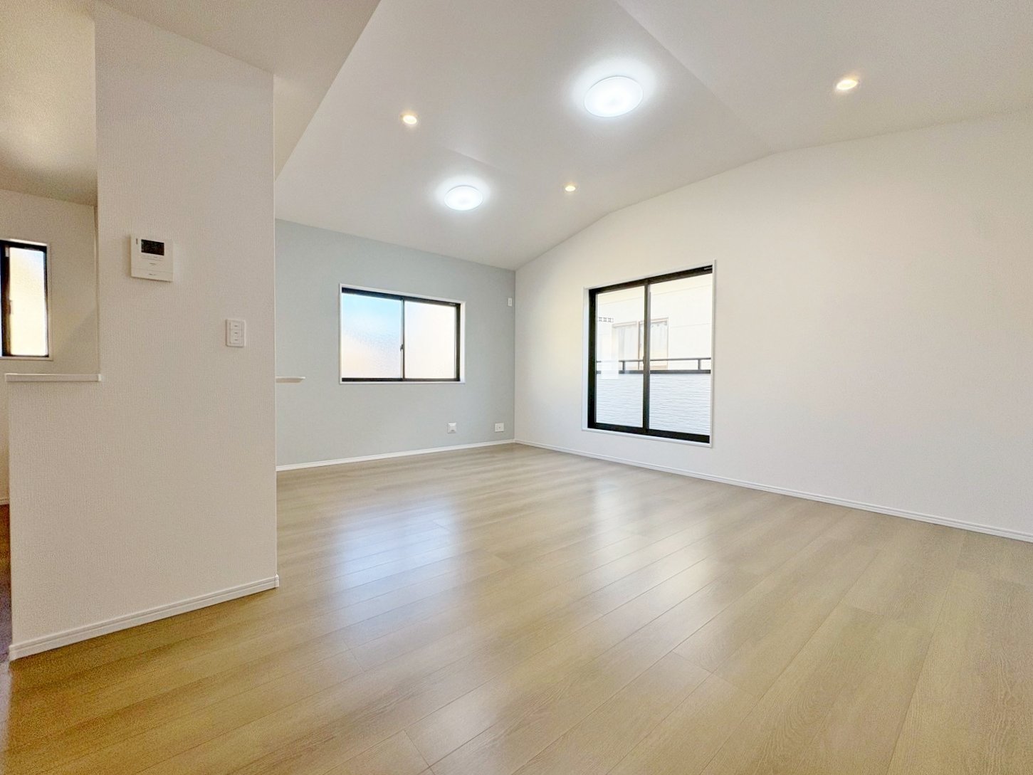 洗練された雰囲気のリビングは、長居したくなる居心地の良い空間です。