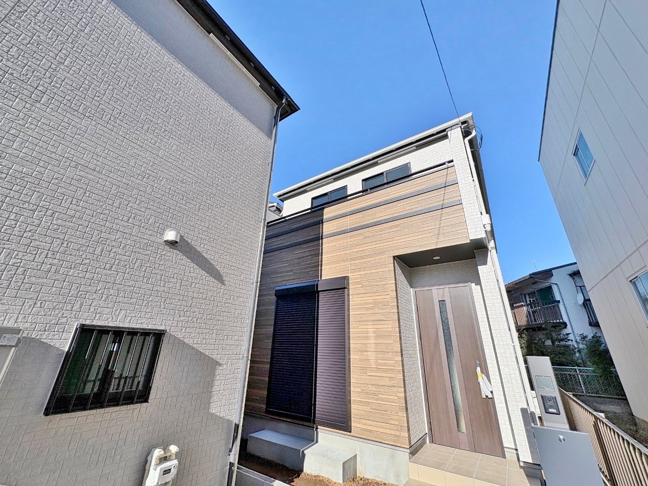 後方がB号棟。東川口駅徒歩１４分の立地です。(令和8年1月 撮影)