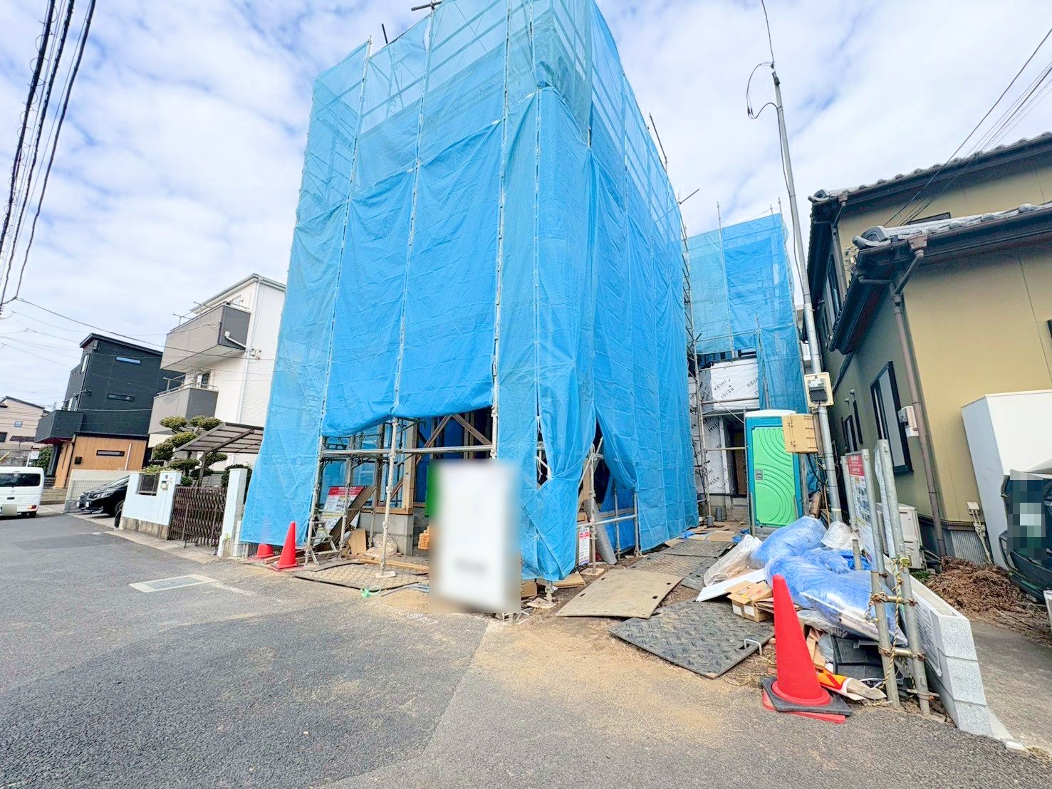 奥が当物件です。２階にリビングを配置した３階建て４ＬＤＫ＋Ｓのお住まい。(令和8年3月 撮影)