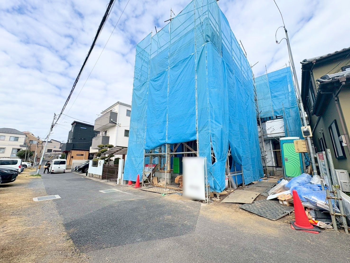 カースペースには縦列で２台駐車可能です。（車種による）(令和8年3月 撮影)